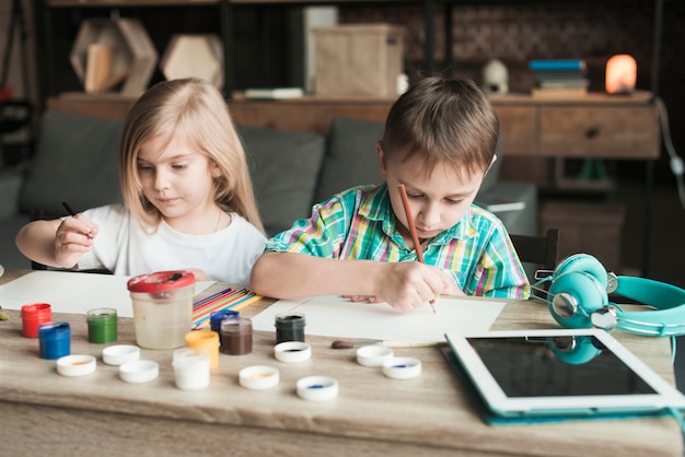 Niño y niña pintando