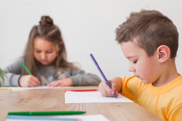 Niño y niña pintando