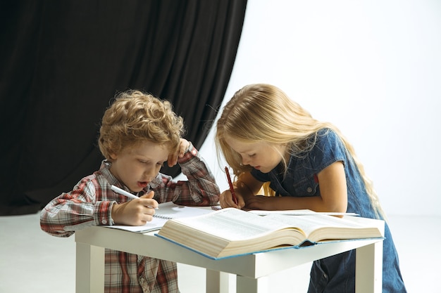 Niño y niña preparándose para la escuela después de un largo receso de verano.