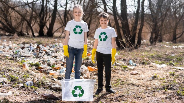 Niño y niña en la recolección de basura plástica