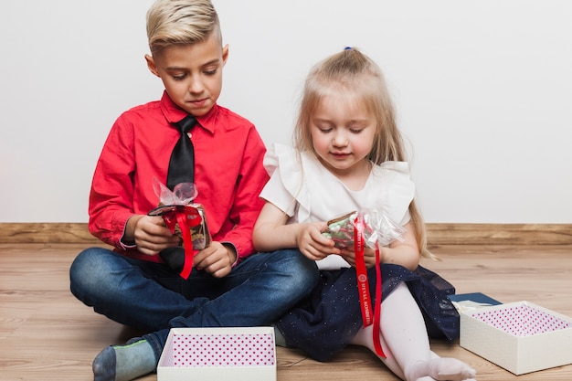 Niño y niña con regalos de navidad