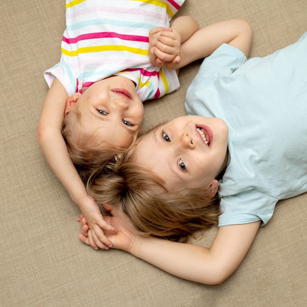 Niño y niña sentada en el piso