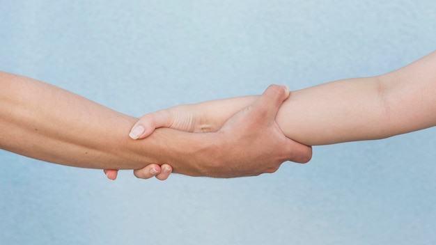 Niño y niña sosteniendo sus brazos