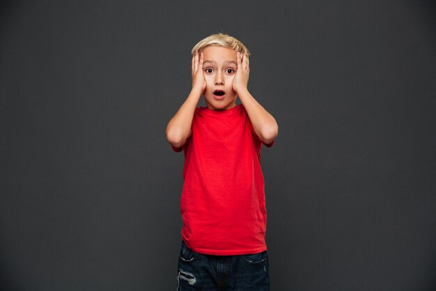 Niño niño sorprendido de pie aislado