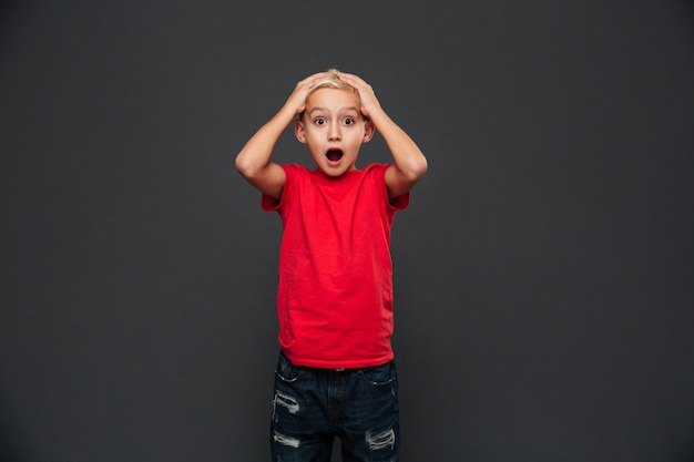 Niño niño sorprendido de pie aislado