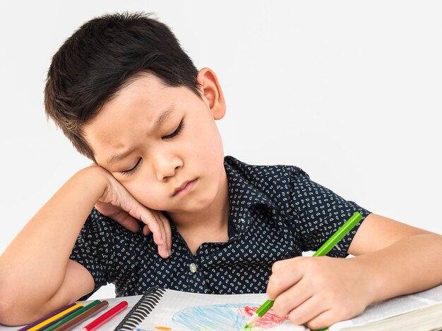 Un niño no es feliz haciendo la tarea.