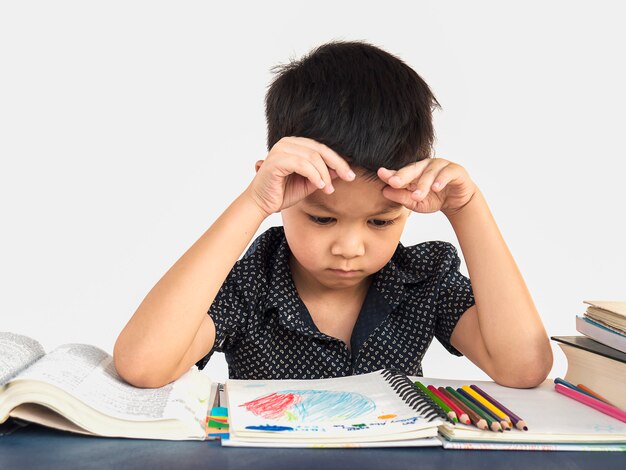 Un niño no es feliz haciendo la tarea.