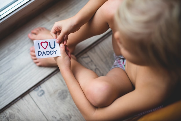 Niño con nota bonita para su padre