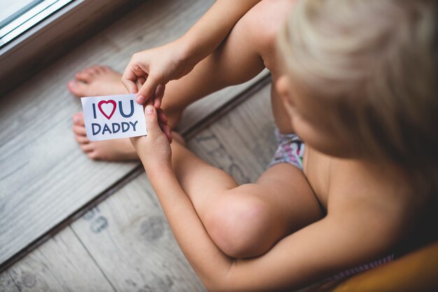 Niño con nota bonita para su padre