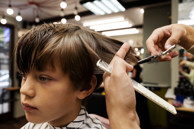 niño, obteniendo, corte de pelo, vista lateral