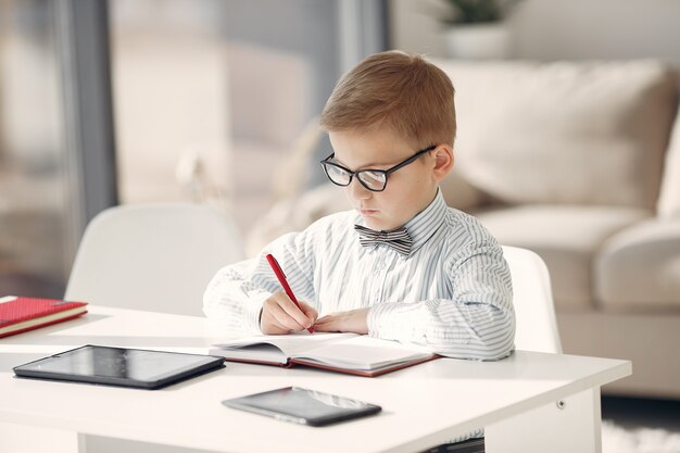 Niño en la oficina con una computadora portátil