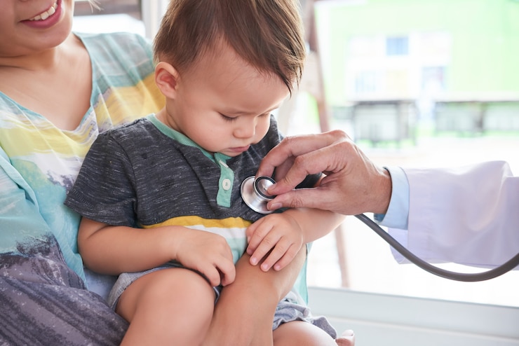Foto gratuito niño en la oficina del doctor