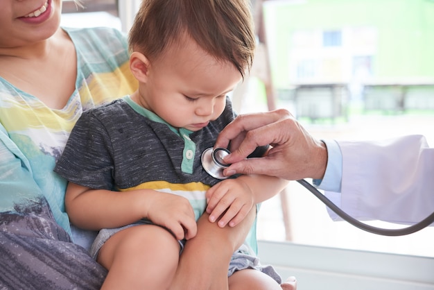 Niño en la oficina del doctor