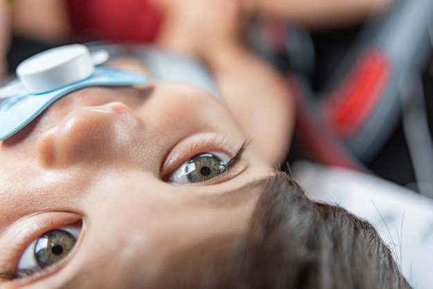 Foto gratuita niño con ojos azules sentado en el asiento del bebé