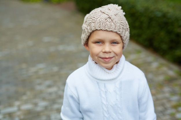Niño de ojos azules con sombrero de punto