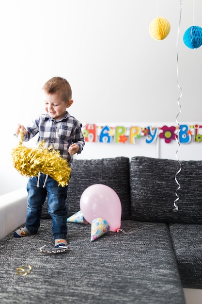 Foto gratuita niño con oropel en el sofá