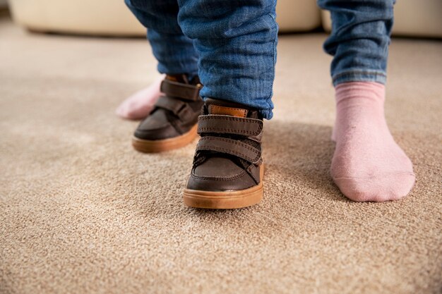 Niño y padre caminando en casa