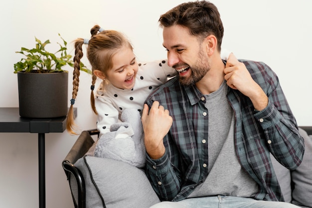 Foto gratuita niño y padre feliz de tiro medio