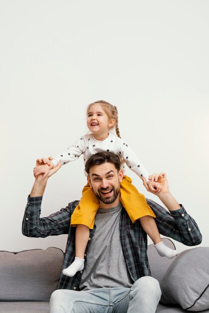 Niño y padre feliz de tiro medio