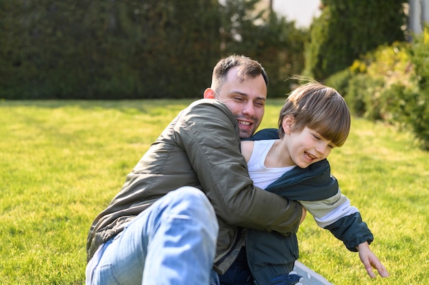 Niño y padre jugando en el césped