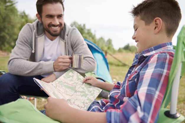 Niño y padre planeando su viaje.