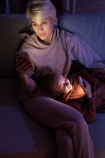 Niño y padre que sufren de adicción a las redes sociales