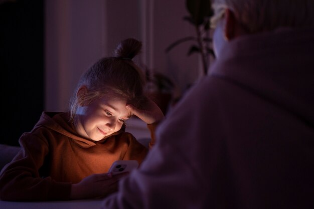 Niño y padre que sufren de adicción a las redes sociales