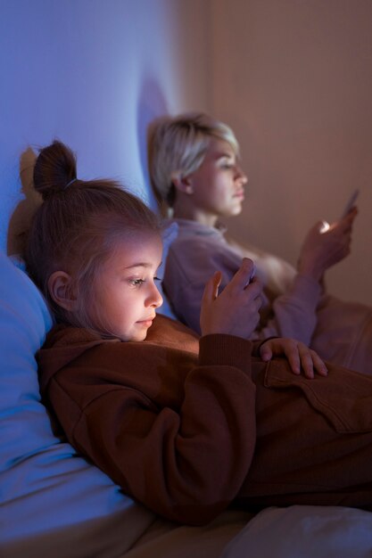 Niño y padre que sufren de adicción a las redes sociales