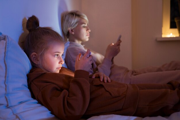Niño y padre que sufren de adicción a las redes sociales