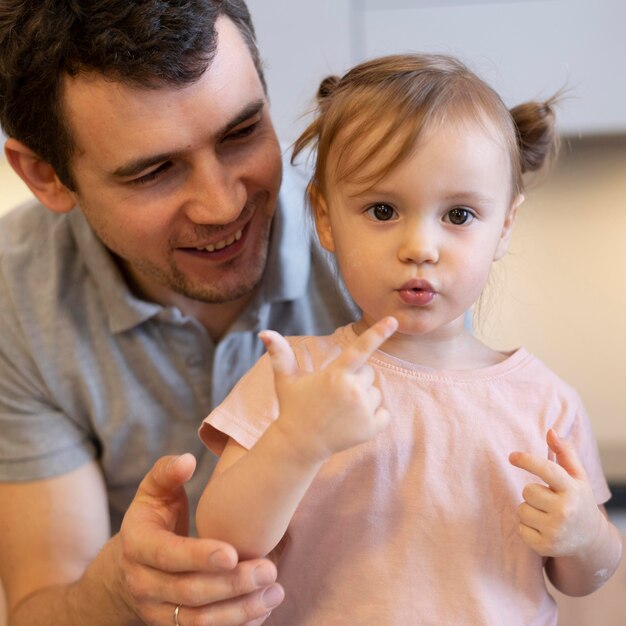 Niño y padre sonriente de primer plano