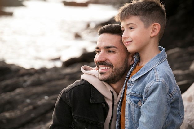 Foto gratuita niño y padre sonriente de tiro medio