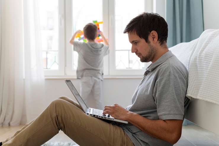 Foto gratuito niño y padre de tiro completo en casa