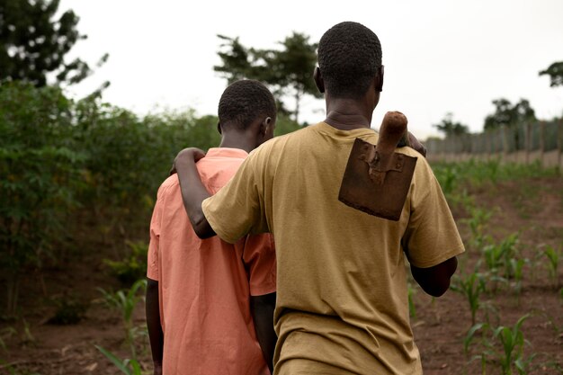 Niño y padre de tiro medio caminando juntos