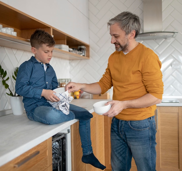 Foto gratuita niño y padre de tiro medio en la cocina