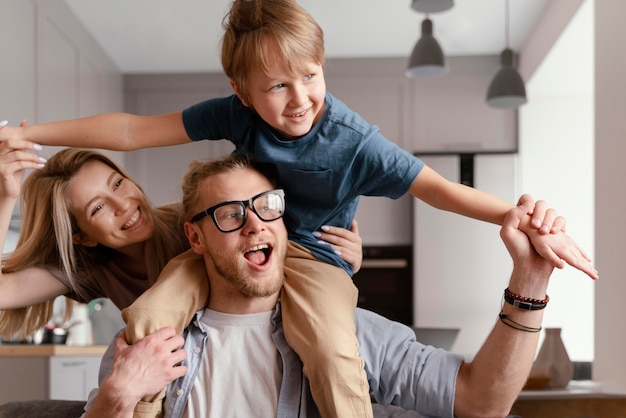 Niño y padres felices de tiro medio