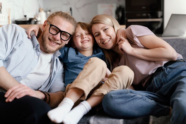 Niño y padres felices de tiro medio