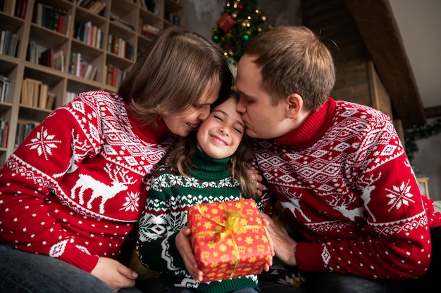 Niño y padres felices de tiro medio