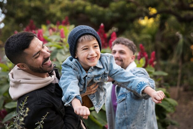 Foto gratuita niño y padres felices de tiro medio