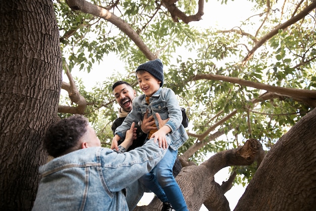 Niño y padres felices de tiro medio