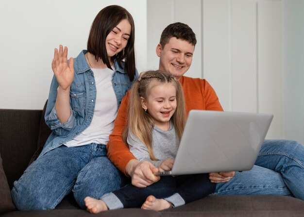 Niño y padres sonrientes de tiro medio