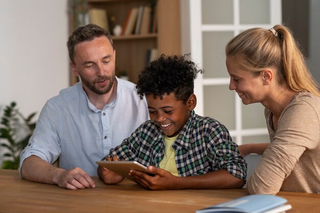 Niño y padres sonrientes de tiro medio