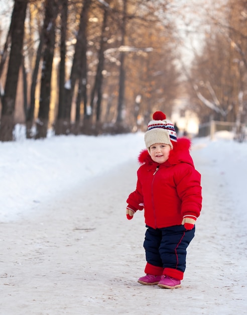 Niño en el parque de invierno