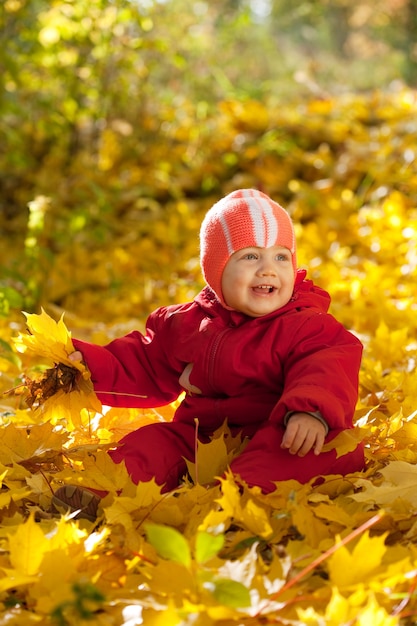Niño en el parque de otoño