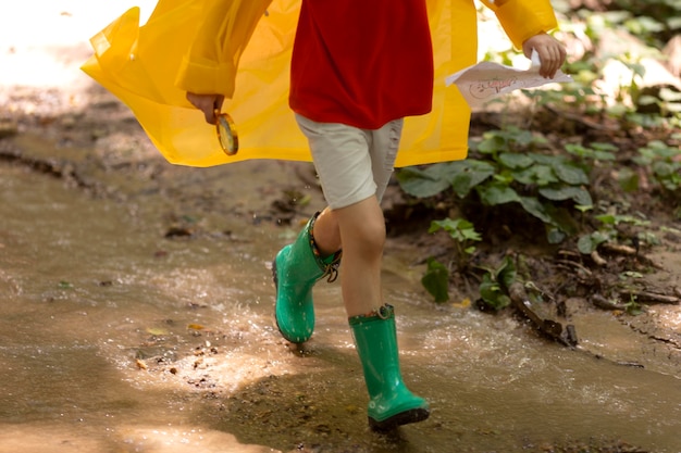 Niño participando en una búsqueda del tesoro