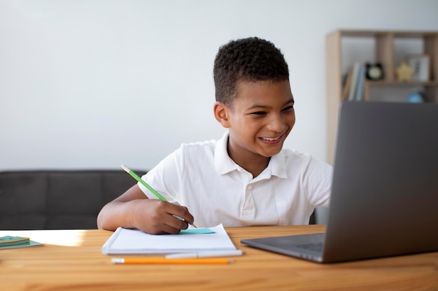 Niño participando en una clase en línea