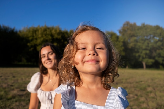 Foto gratuita niño pasando un buen rato en la naturaleza