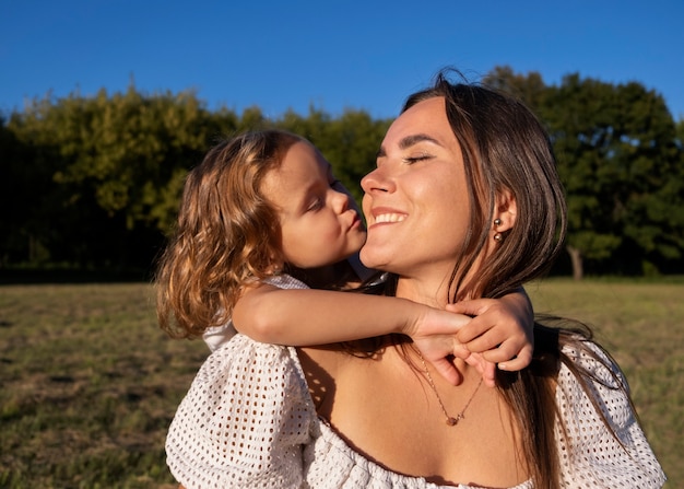 Foto gratuita niño pasando un buen rato en la naturaleza