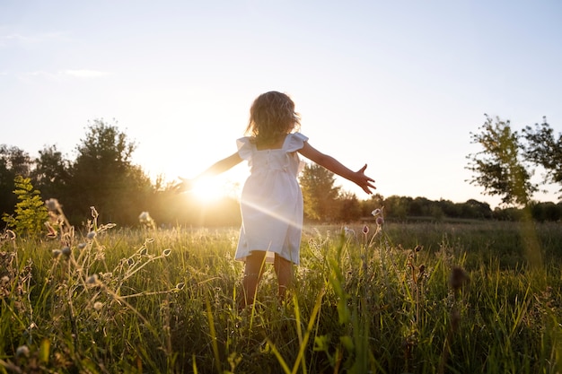 Foto gratuita niño pasando un buen rato en la naturaleza