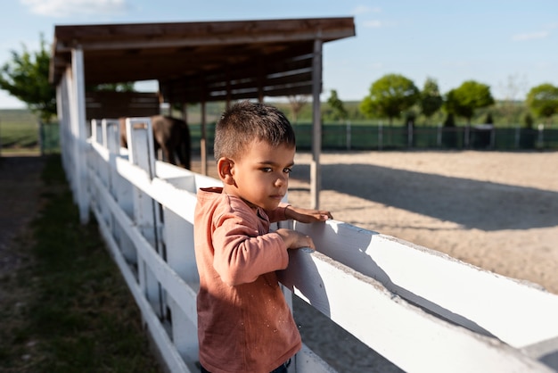 Foto gratuita niño pasando tiempo en la naturaleza