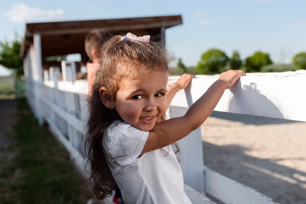 Niño pasando tiempo en la naturaleza